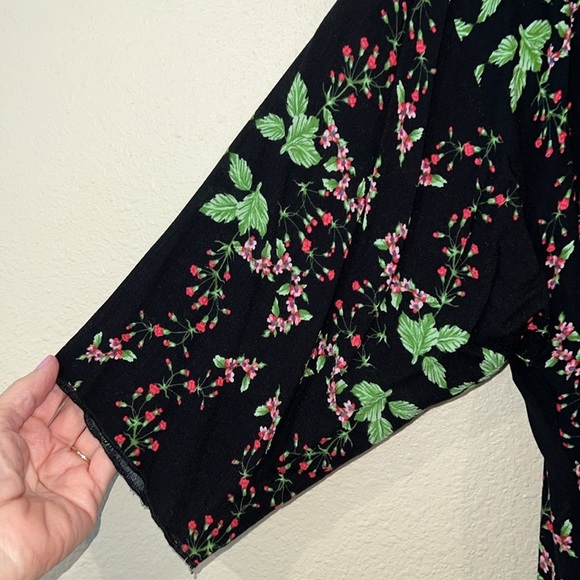 Women’s LULAROE Shirley floral graphic open front cardi top size Medium - Picture 4 of 6